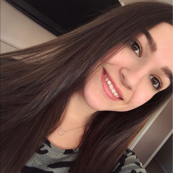 Meet Your Posher, Nicole! - Picture 1 of 2